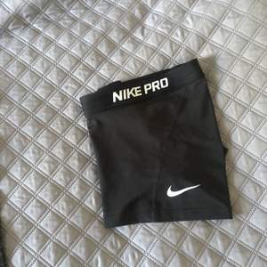 Svarta träningsshorts från Nike PRO i storlek xs. Mycket bra skick