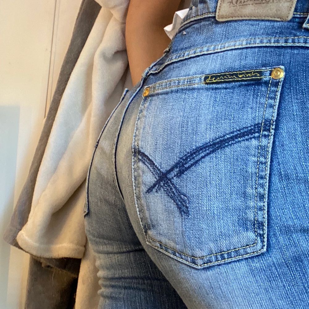 Asballa lågmidjade jeans i rak modell!❤️❤️ jag är 167. Jeans & Byxor.