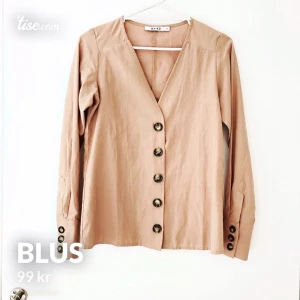 Blus Na-kd  - Helt oanvänd blus från Na-kd i storlek 32, men den passar snarare som en 36 i storleken!  Frakt på 44kr tillkommer 📦