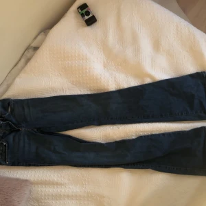 Utsvängda jeans xs - Jätte fint skick utsvängda jeans marinblåa passar för längre ben 170 ish är stretschiga så skulle säga att de passar en xs-s