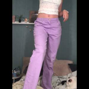 Vida pastell lila byxor i storlek 38, använda en gång/pris kan diskuteras! Skriv till mig för fler bilder 💖