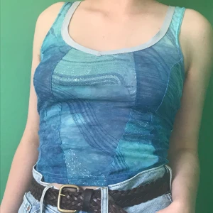 Glittrig mesh corset topp - Super snygg glittrig mesh top med en liten typ av corset i baksidan för att justera passformen. Köparen står för frakten 
