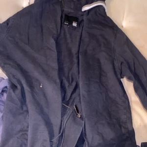 Svart mjukis sätt - Såå fint o mysigt sätt med en zipup hoodie och en matchande kjol. Från lager 157. Går att köpa isär också!