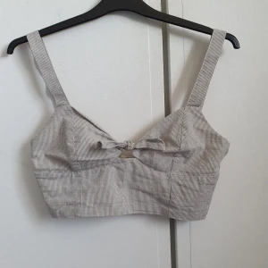 Randig topp | S - Grå randig topp i storlek S, bara använd två gånger eftersom axelbanden sitter löst på mig, om du har en större byst så skulle jag inte rekomendera jag är en A kupa och den sitter bra på mig                                              (Kund betalar frakt)
