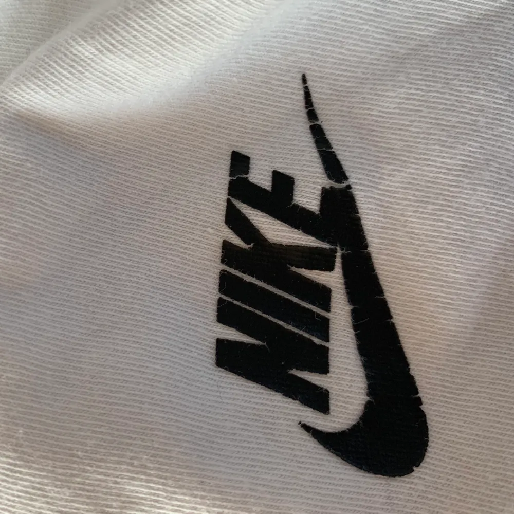 Säljer en Nike t-Shirt som e köpt på secondhand vet ej om den är äkta eller nt , helt okej skick där av priset stl xs . T-shirts.