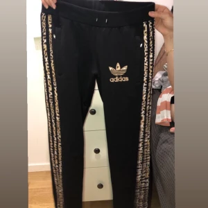 Adidas byxor  - Adrig använd Adidas byxor med kamouflage sträck. Frakten står ni för (63kr)