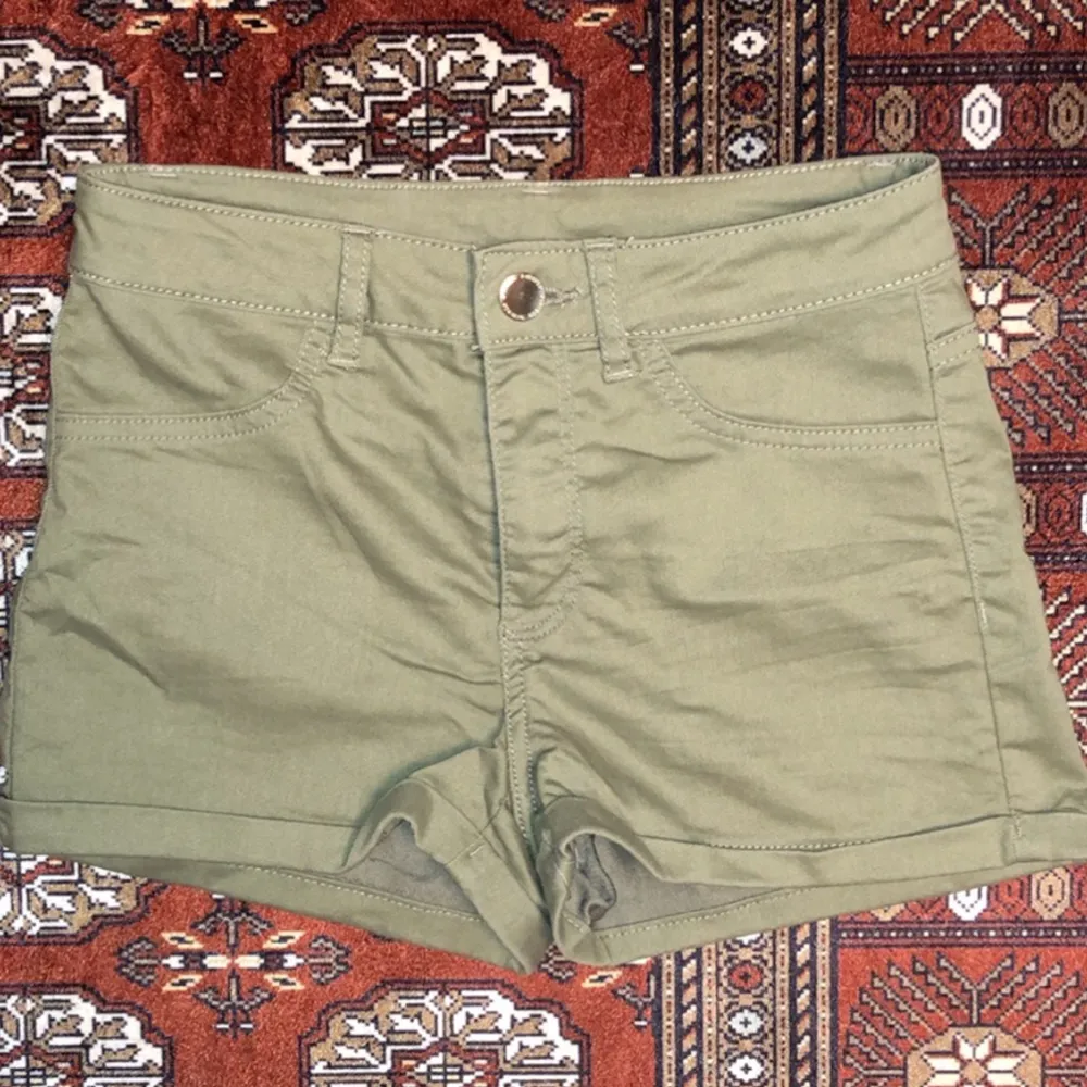 Ett par gröna shorts i storlek 34...⚡️  Kolla gärna in resten i min profil 🌎 Pris går att diskuteras!  Köpare står för frakt  📦 (44kr) totalt- 74kr  . Shorts.