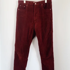 Vinröda kostymbyxor  - Supersnygga och sköna kostymbyxor inköpta från Pull & Bear. Använda sparsamt. Ganska stretchigt tyg! 