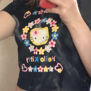Hello kitty CROP top! - Sjukt gullig!! Aldrig använd förutom när jag skulle ta denna bild 