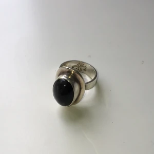 Unik silver ring med krysoberyll sten - Äkta silver (stämpel på andra bilden) med ’kattöga’ sten, storleken är anpassbar, nypris 950