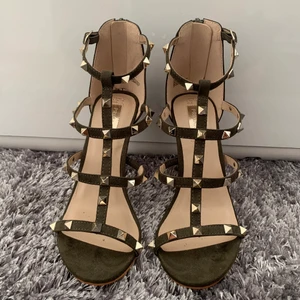Valentino liknande klackar  - Klackskor från primemark köpta i London. Liknande Valentino skor. Storlek 38. Aldrig använda 