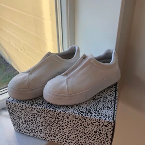 Eytys skor - Jättefina vita eytys i jätte bra skick, använda endast en gång, säljs inte längre!!frakt tillkommer!💕💕Högsta bud : 980!!
