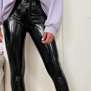 vinylbyxor - vinyl/lackbyxor från madlady :) köpta för 499kr och använda få gånger