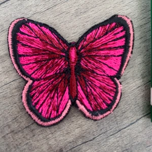 Iron on patch - Brodyr patch som man enkelt kan stryka på textil (ifall man vill kan man även sy på den). Allt jag säljer har jag gjort själv✨🦋 