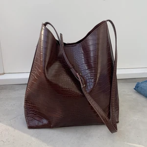 Carin Wester väska  - Väska från Carin Wester säljes. Faux skinn, avtagbar plånbok/necessär medföljer. 