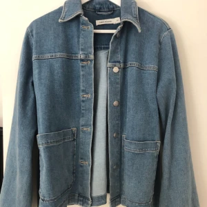 Jeansjacka  - Hej, en super fin jeansjacka säljer jag, för använder aldrig den, tyvärr. Jag köpte den för 800kr och säljer den nu för 350kr. Storleken är 34 och kommer ifrån Carin wester🤩