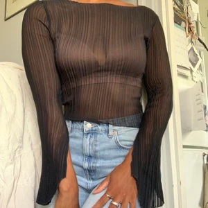 Supersnygg plisserad tröja  - Så snygg men har inte kommit till användning. Den töjer sig fint efter ens egen form och är lite längre bak i svanken och har slitsar (öppningar) vid ärmarna. ✨