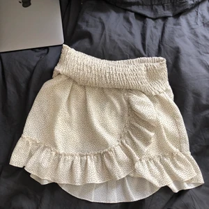 Söt sommarkjol - Vaniljvit kjol, storlek S, köpt i barcelona. Inget slitage:)