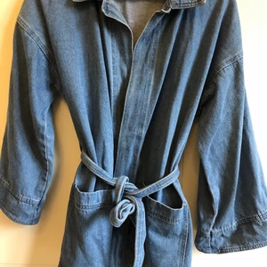 Jeansjacka - Overzised Jeansjacka i jeans tyg från NAKD. Man användas både som jacka eller tröja, själv har jag använt den som en tröja. Jag är vanligtvis i storlek 36 men även 34 passade mig. Beroende på hur overzise man vill ha den passar den från storlek 32-38.                                         