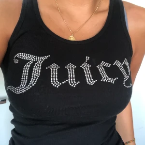 Svart Ribbat Juicy Couture linne med stenar - Svart ribbad juicy linne, säljs inte längre äldre kollektion. Köpt 2018, aldrig använd bara testad. Strl S, passar också mig som är M men då tightare vid Bysten. Frakt 25.  Budet ligger på 350kr avslutar ikväll kl 22
