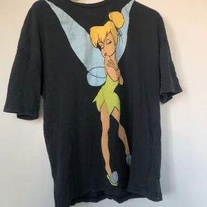 oversize T-shirt - Tingeling t shirt mörkgrå, med ett stort print. Använder inte längre, vintage ”stil”. Frakt 30kr