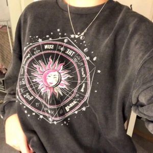 Tröja - Snygg tröja från pull and beat, jätte mysig och har sjukt bra passform, den har dock ett litet hål på ryggen som knappt syns men de går lätt att sy igen, därav priset är billigt för att jag köpta den för 300-400kr tror jag och den är använd fåtal gånger, köpare står för frakt. Buda i kommentarerna elr skriv privat. Bra pris vid snabb affär