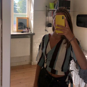 Omlott topp - Så fin tröja från zara med prislapp kvar. Storlek s men den går att knyta året hårdare eller lösare men går inte att öppna upp. 180kr ink frakt!💞