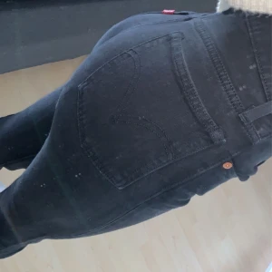 Mom jeans - Svarta mom jeans från Levis, säljer då dom är för korta för mig ,är 165 cm ❤️jätte fin passform och framhäver dina ben jätte fint!!