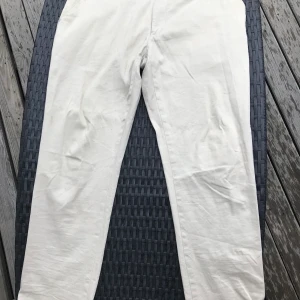 Chinos från JC  - Baggy beiga chinos