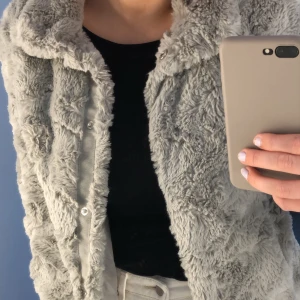 Pälsjacka💓💓 - En super mysig grå fakepäls jacka ifån Veramoda. Strl S köptes förra vintern men aldrig kommit till användning så fint skick. Nypris: 500kr mitt pris 199kr!! +frakt. 