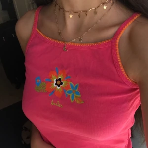 Rosa Linne Croptop - Säljer detta söta rosa linne med tropiska blommor🌺Från 2000 talet!🤩 Barnstorlek men passar XS🌸 HÖGS BUD JUST NU: 80kr + 15kr frakt💓