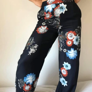 Siden byxor - Siden byxor från Only. Storlek 38. Aldrig använda men produktionsfel på baksidan med några sträck. Stretch i midjan och ser skit snygga ut. 