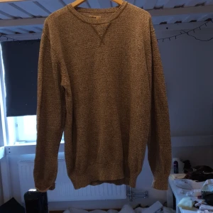 Stickad tröja  - Aldrig använd, fint skick, mysig. Frakt ingår på 63 kr.