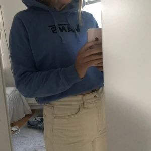 vans hoodie - säljer denna hoodie ifrån vans. Den har super härligt material men ganska liten luva. Skitsnygg verkligen men tyvärr är den lite för liten på mig som är 173. Storlek S. Nypris 700kr säljer för 350+frakt