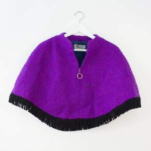 Vintage cape i lila! Får dig garanterat att synas i höstmörkret :)