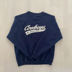 Vintage Sweatshirt - Säljer en stilren vintage sweatshirt med college tryck från NFL laget Dallas Cowboys. Mycket bra vintage condition. Oversized fit med storlek L (Fits M-L). Tröjan skickas spårbart och frakten kostar 63kr, vilket är exklusive tröjans pris. Pm vid intresse!