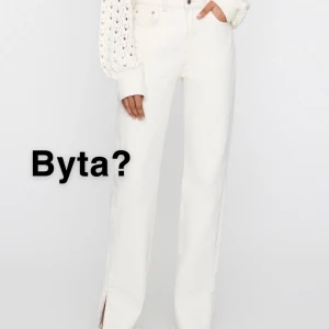 Jeans med slits pull and bear - Jag har dessa vita/beiga jeans från pull&bear i storlek 34 men de är lite för tighta för mig så undrar om det är någon som har de i storlek 36 och kan tänka sig byta med mig.