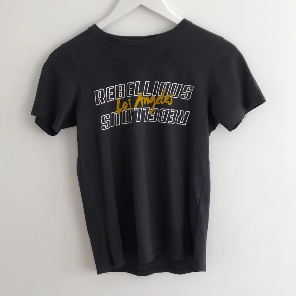 Skitcool tshirt från Gina Tricot i storlek XS. Använd ganska mycket därav låga priset, skulle dock inte säga att de syns. Frakt ingår ej i priset. T-shirts.