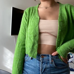 Grön kofta  - Jätte fin kofta som har inte kommit till användning. Sista bilden är inspo på hur man kan styla koftan. Fraktar och möts upp😊