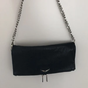 Väska från zadig - Säljer denna mörkblå väska från zadig men säljer endast om jag får ett bra pris. Kom med prisförslag. Kommer även med ett längre och smalare väskband. Köpt för 2400kr