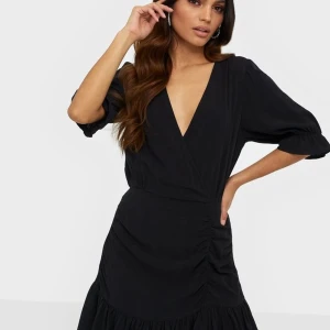 Klänning från nelly  - Endast provad och glömt skicka tillbaka, lapp kvar 🌸 origanalpris 400, köparen står för frakten 🤗