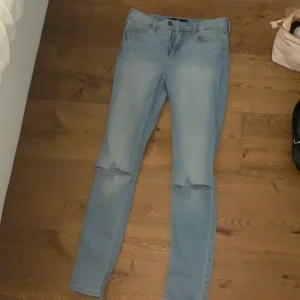 Blåa jeans - Ljusblåa super snygga jeans med hål på knäna från hollister 💗💗💗💗💗