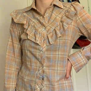 Rutig blus/skjorta  - Rutig blus. Trendig och i bra skick! Biege-blå färg. 