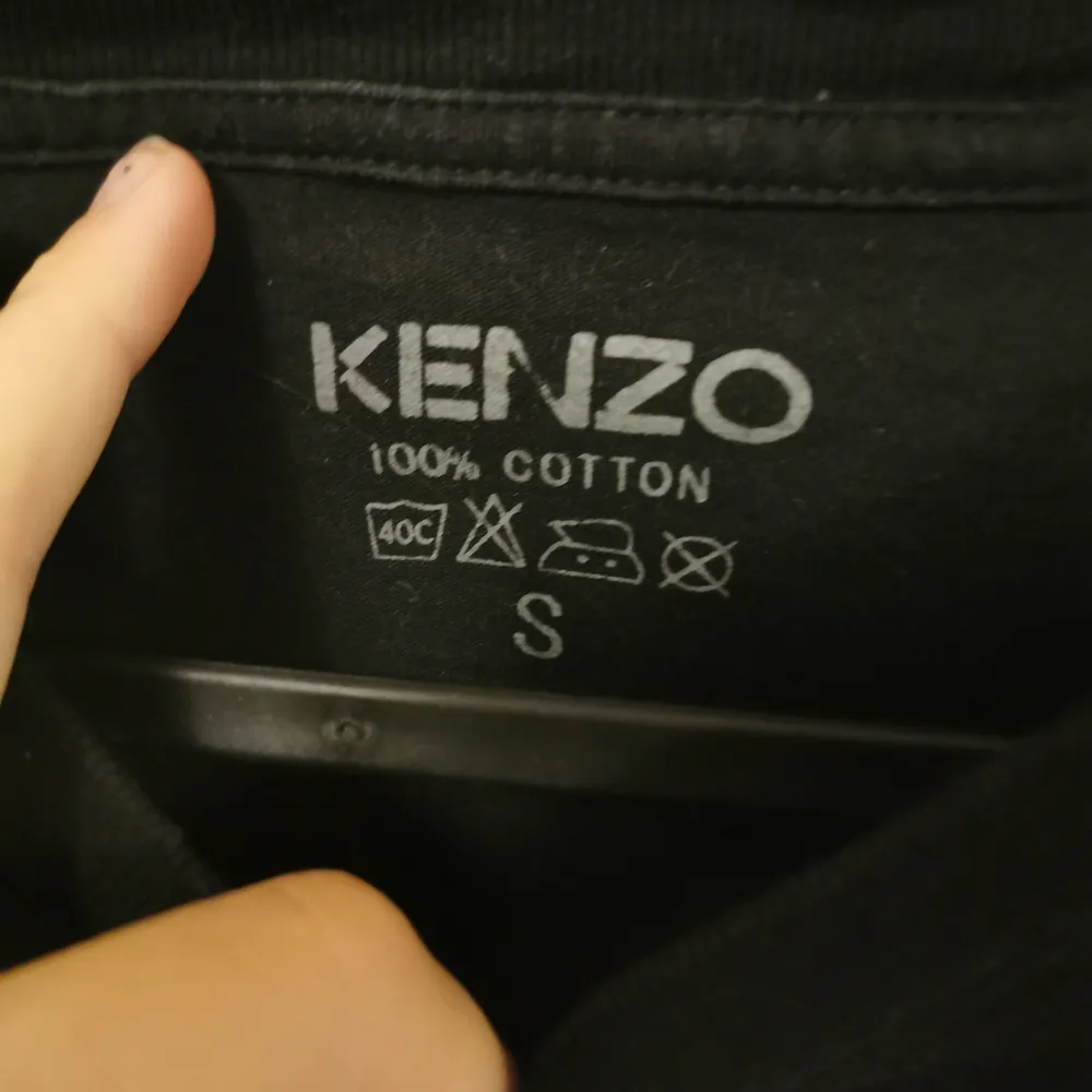 En kenzo t-shirt som är fake. Storleken är s men passar lätt m. . T-shirts.