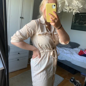 Skjortklänning - Super söt skjort klänning från Gina! Har ett litet håll vid sidan om knapphålet längst ner men annars i gott skick💜 möts i gbg eller fraktar 💕