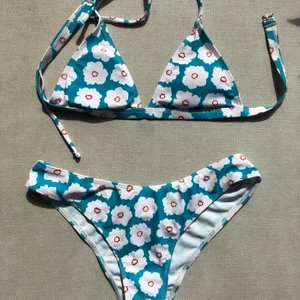 Bikini  - Jättegullig blommig bikini som va för liten för mig. 