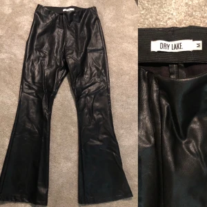 Dry Lake skinnbyxa - Supersnygg Dry Lake byxa i skinnimitation bootcut. Stl 38-40. Nypris 900:- som nya!