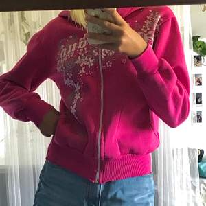 En rosa zip-up hoodie/munkjacka från Billabong. Lite y2k och jätteskönt material. Skulle säga att det är en XS men passar också mindre om man vill ha lite oversized. Priset är inklusive frakt!!!! Hör gärna av dig om du är intresserad:). (Färgen är mest som på sista bilden)