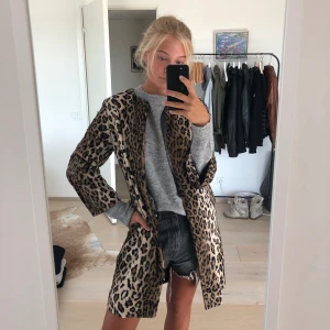 Leopardkappa - Jättefin o knappt använd leopardkappa från Hunkydory! FAUX PÄLS.