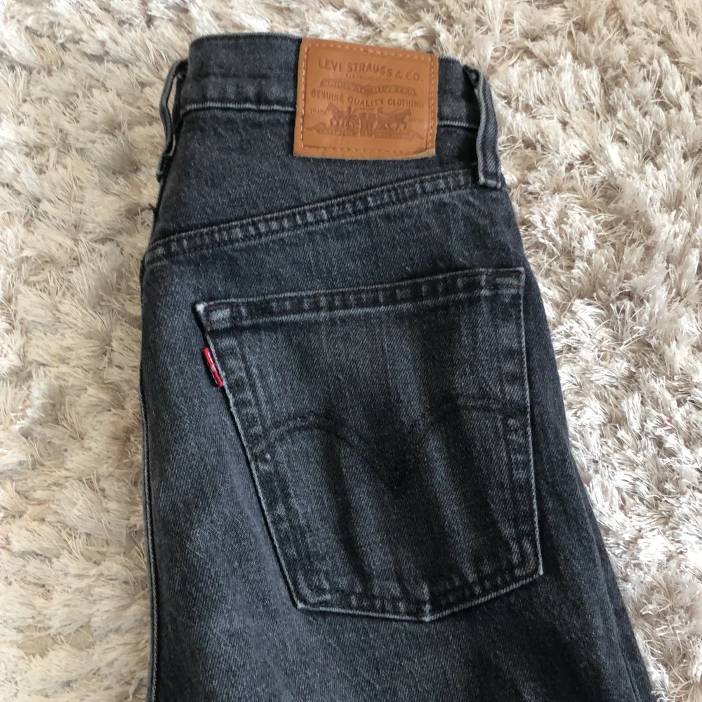 ett par supersnygga ribcage jeans från Levi’s! De är i super bra skick men jag säljer dem för att jag måste rensa min garderob. . Jeans & Byxor.